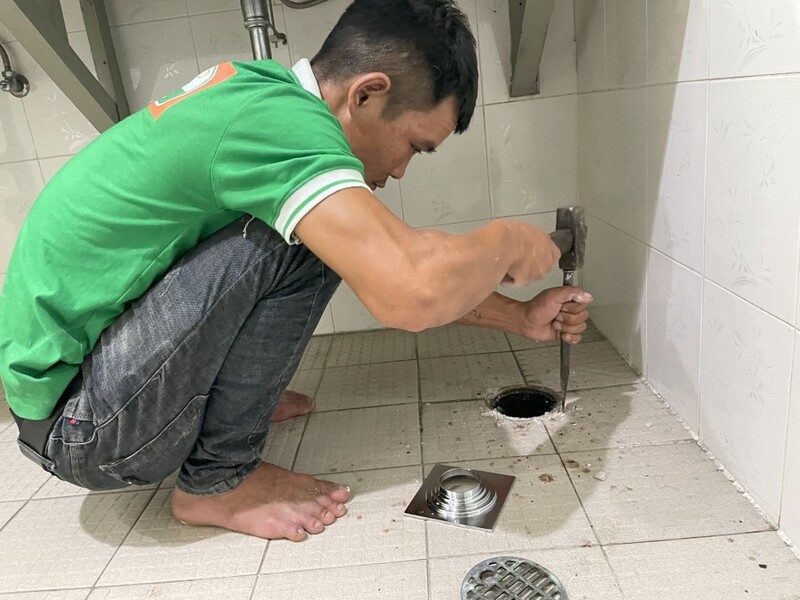 Ngoài việc tìm hiểu cách lắp đặt thoát sàn nhà vệ sinh, bạn còn cần chuẩn bị đầy đủ dụng cụ